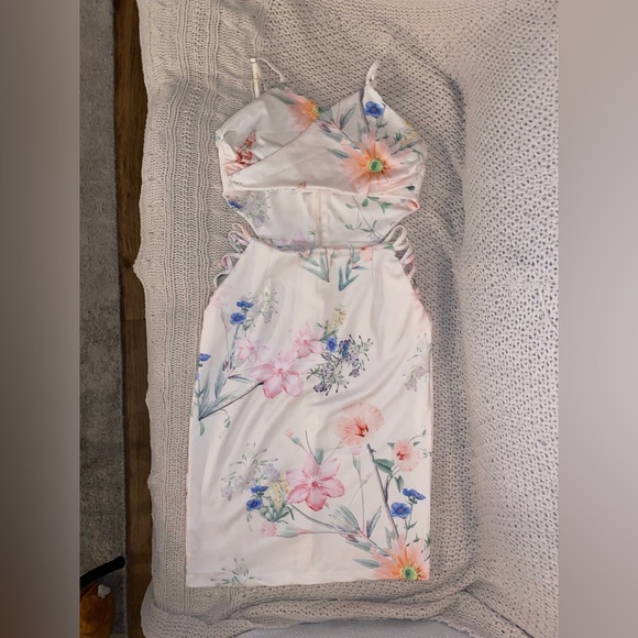 Dresses & Skirts - super cute floral dress with cutouts